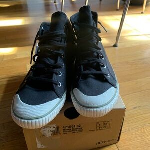 NEW Tretorn Mid Canvas T56 Sneakers, size 9